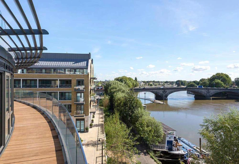 Exterior view of Kew Bridge Image 4