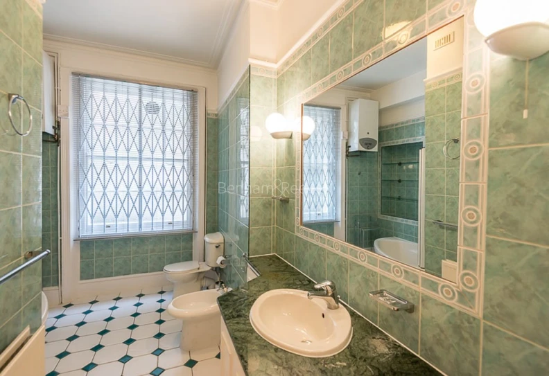 Bathroom view of Nevern Mansions images 1