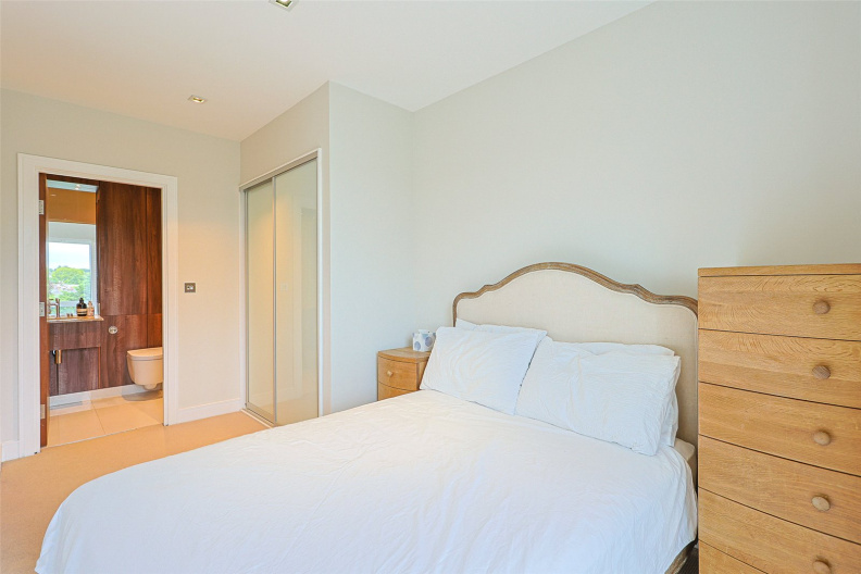 2 bedrooms apartments/flats to sale in Dickens Yard, Ealing, London-image 16