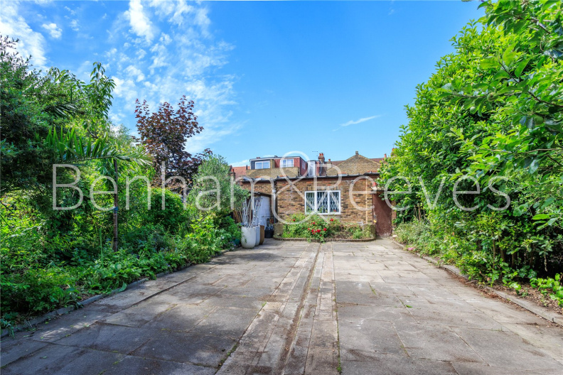 7 bedrooms houses to sale in Old Oak Road, London-image 2