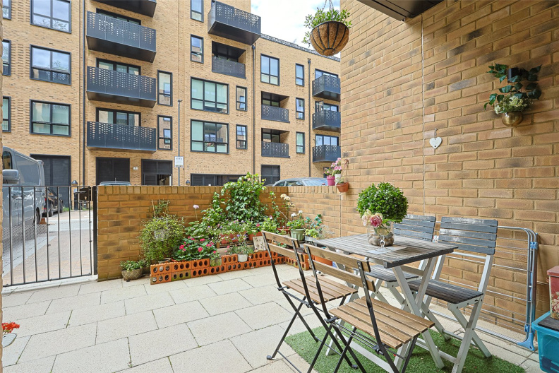 1 bedroom apartments/flats to sale in Middle Road, London-image 9