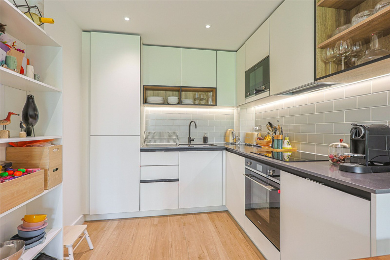 2 bedrooms apartments/flats to sale in Beaufort Square, London-image 15