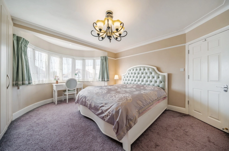 5 bedrooms houses to sale in Colindeep Gardens, Hendon-image 4