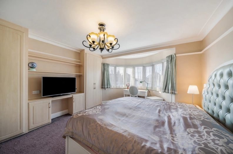 5 bedrooms houses to sale in Colindeep Gardens, Hendon-image 17