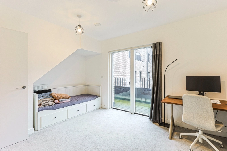 4 bedrooms houses to sale in Oriental Square, Colindale-image 9