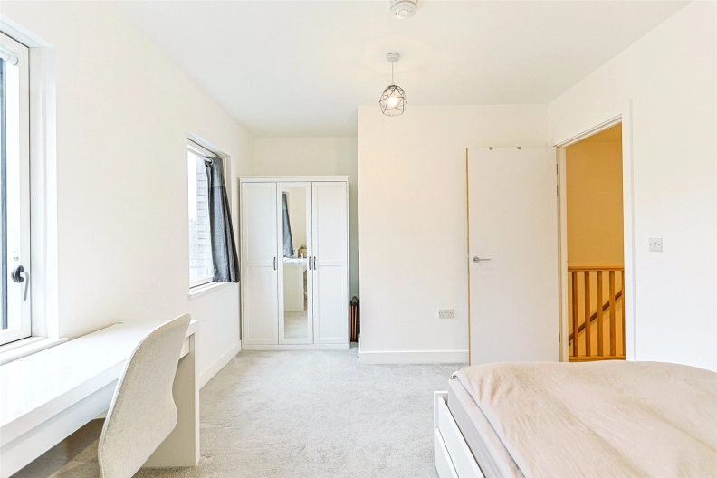 4 bedrooms houses to sale in Oriental Square, Colindale-image 7