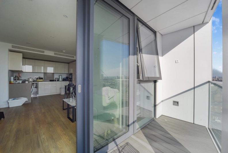 1 bedroom apartments/flats to sale in Wandsworth Road, Nine Elms-image 12