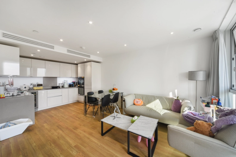 1 bedroom apartments/flats to sale in Wandsworth Road, Nine Elms-image 3