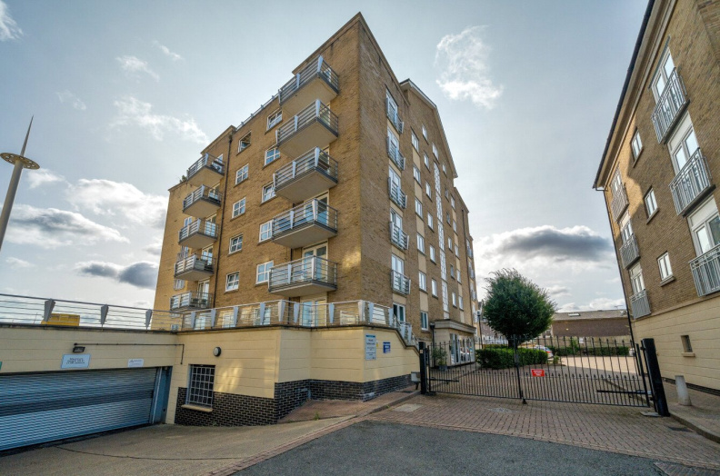 2 bedrooms apartments/flats to sale in Millennium Drive, Canary Wharf-image 9