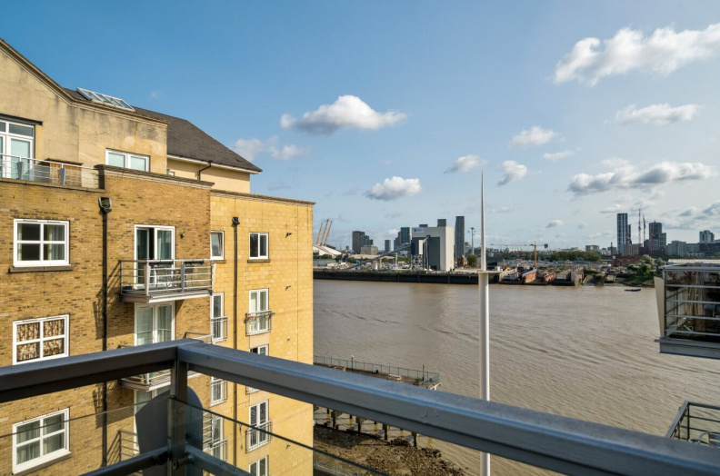 2 bedrooms apartments/flats to sale in Millennium Drive, Canary Wharf-image 1