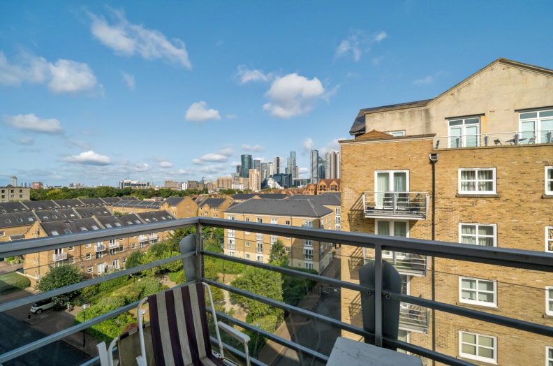 2 bedrooms apartments/flats to sale in Millennium Drive, Canary Wharf-image 14