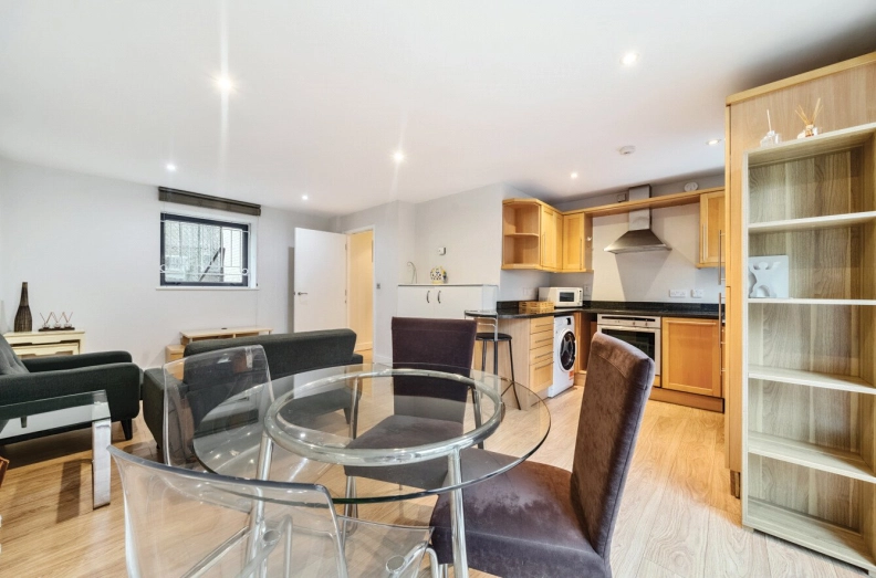 2 bedrooms apartments/flats to sale in East Smithfield, London-image 8