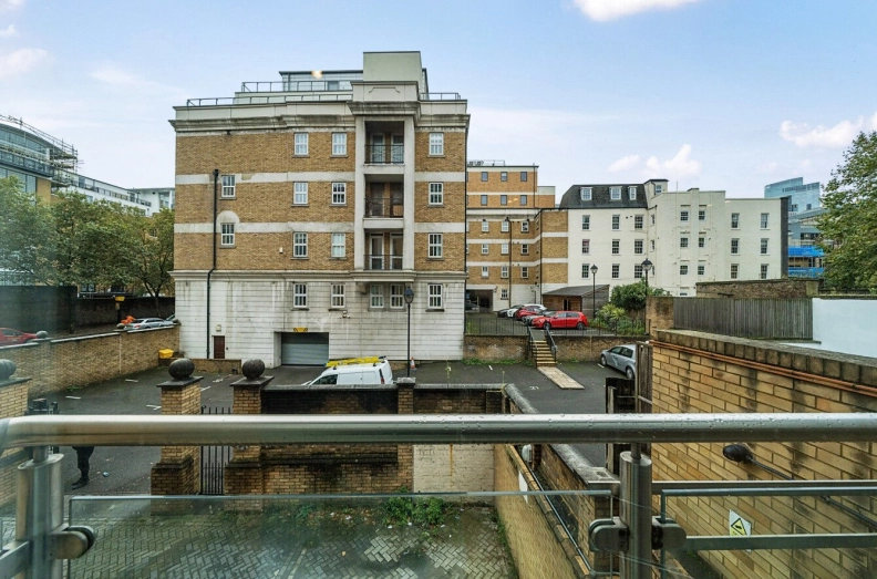 2 bedrooms apartments/flats to sale in East Smithfield, London-image 17