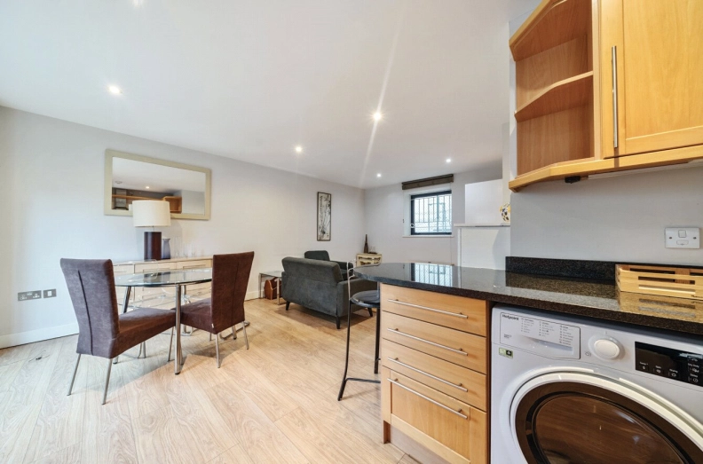 2 bedrooms apartments/flats to sale in East Smithfield, London-image 10