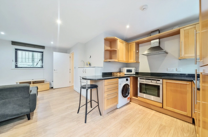 2 bedrooms apartments/flats to sale in East Smithfield, London-image 3