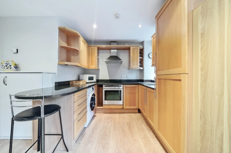 2 bedrooms apartments/flats to sale in East Smithfield, London-image 4