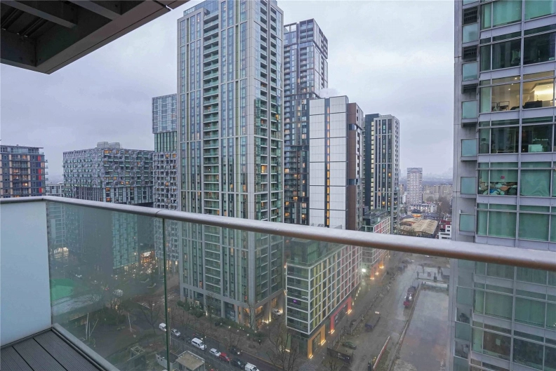 1 bedroom apartments/flats to sale in Pan Peninsula Square, South Quay-image 2