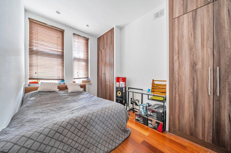 2 bedrooms apartments/flats to sale in Tufnell Park Road, London-image 3