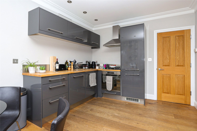 2 bedrooms apartments/flats to sale in Dalmeny Road, London-image 4