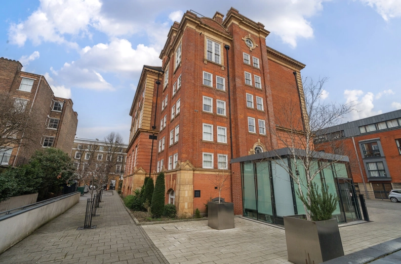 1 bedroom apartments/flats to sale in Drummond Way, Highbury and Islington-image 1