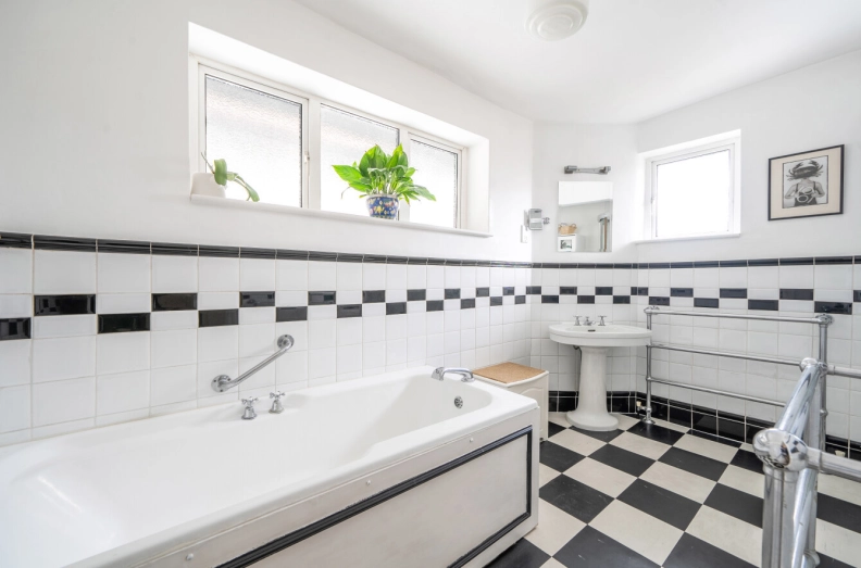 6 bedrooms houses to sale in Woodstock Road, Golders Green-image 7