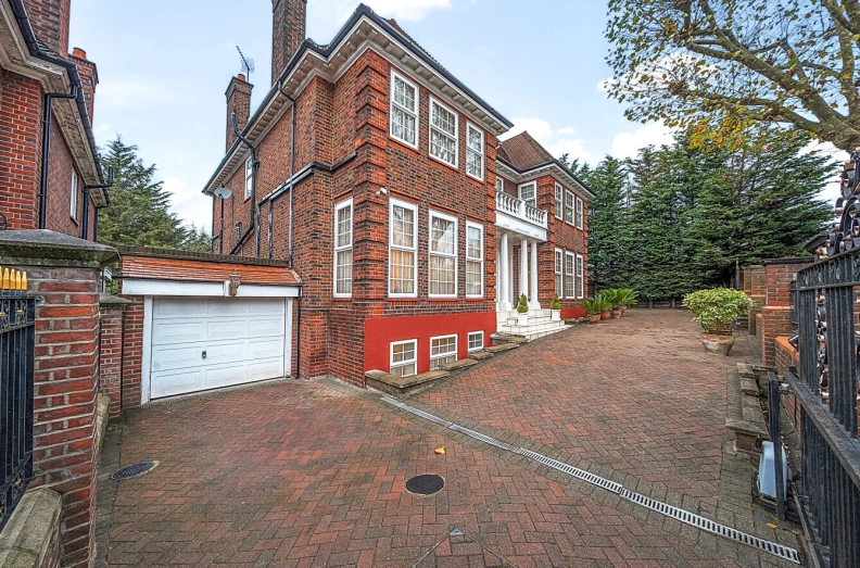 13 bedrooms houses to sale in Hocroft Road, The Hocrofts-image 19