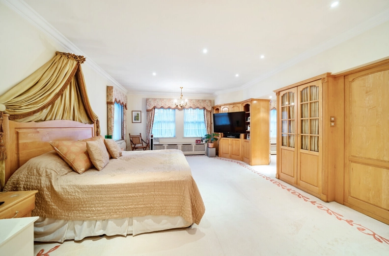 13 bedrooms houses to sale in Hocroft Road, The Hocrofts-image 5