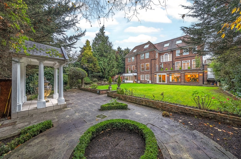 13 bedrooms houses to sale in Hocroft Road, The Hocrofts-image 2