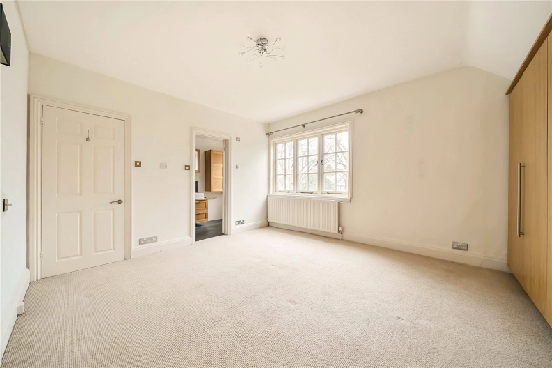 3 bedrooms apartments/flats to sale in Ferncroft Avenue, London-image 8