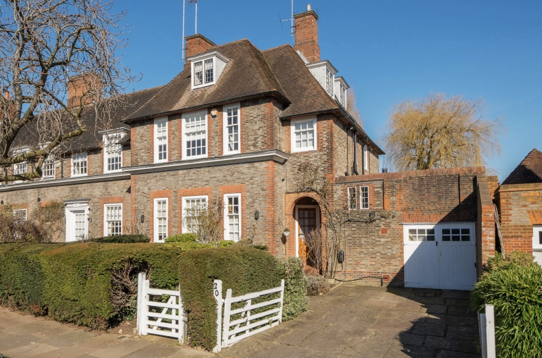 4 bedrooms houses to sale in Heathgate, Hampstead Garden Suburb-image 1