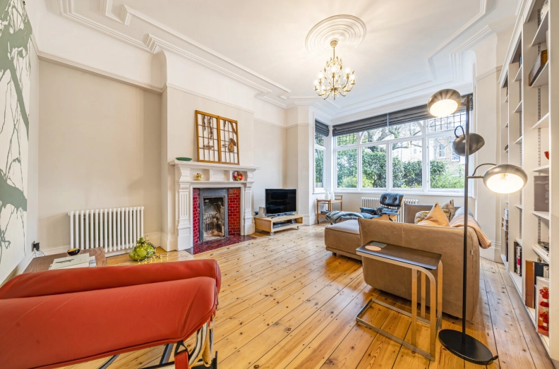 5 bedrooms houses to sale in Southwood Lawn Road, London-image 2