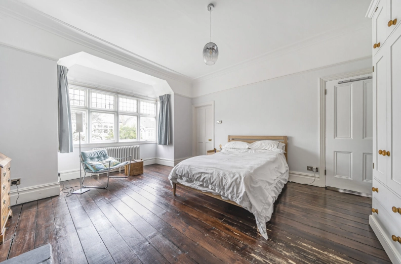 5 bedrooms houses to sale in Southwood Lawn Road, London-image 9