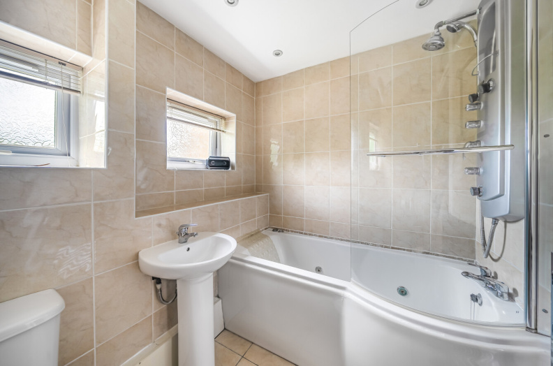 2 bedrooms apartments/flats to sale in Great North Road, London-image 6