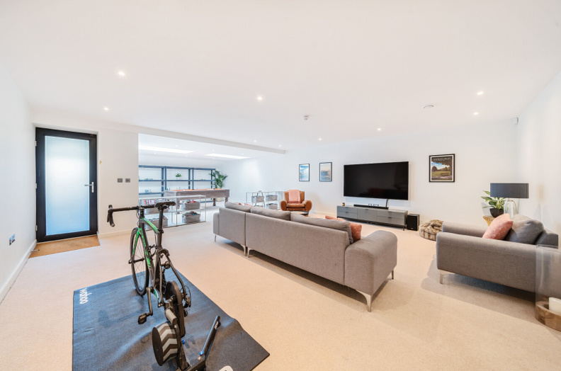 5 bedrooms houses to sale in Southern Road, East Finchley-image 4