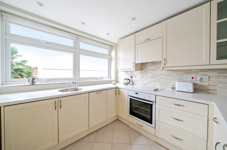 2 bedrooms apartments/flats to sale in Shepherds Hill, London-image 26