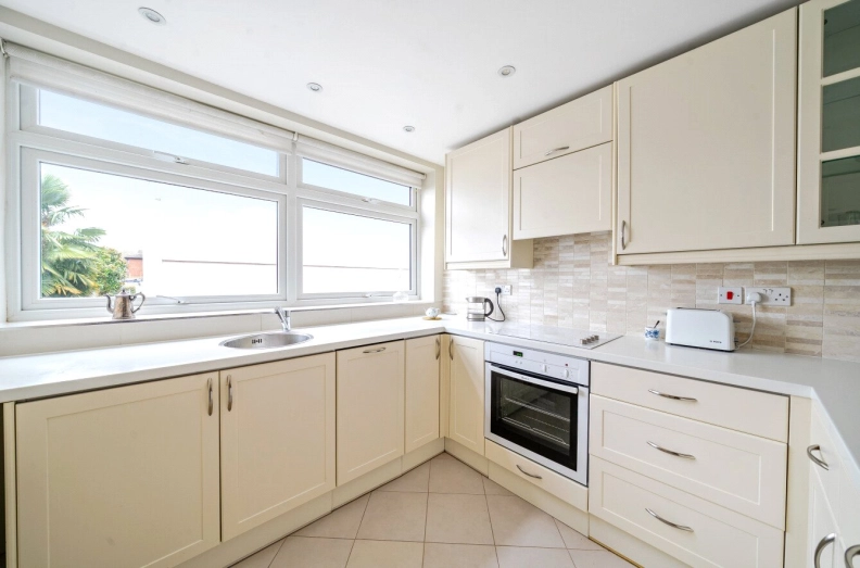 2 bedrooms apartments/flats to sale in Shepherds Hill, London-image 5