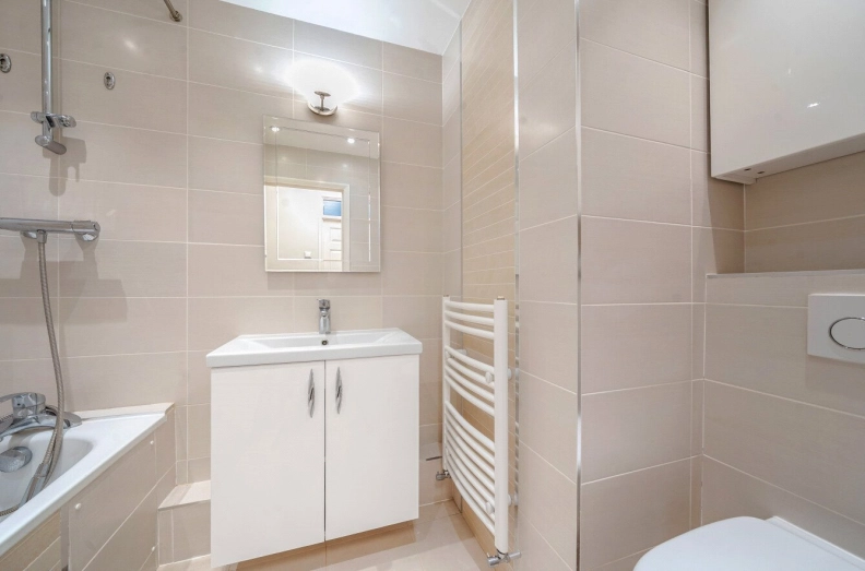 2 bedrooms apartments/flats to sale in Shepherds Hill, London-image 9