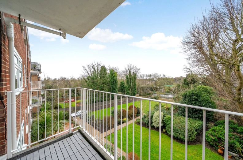 2 bedrooms apartments/flats to sale in Shepherds Hill, London-image 8