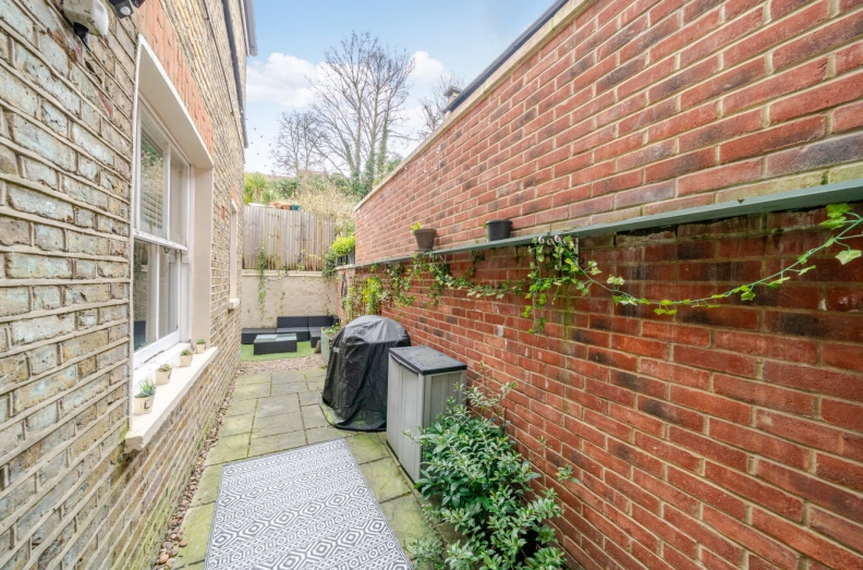 1 bedroom apartments/flats to sale in Waterlow Road, London-image 9