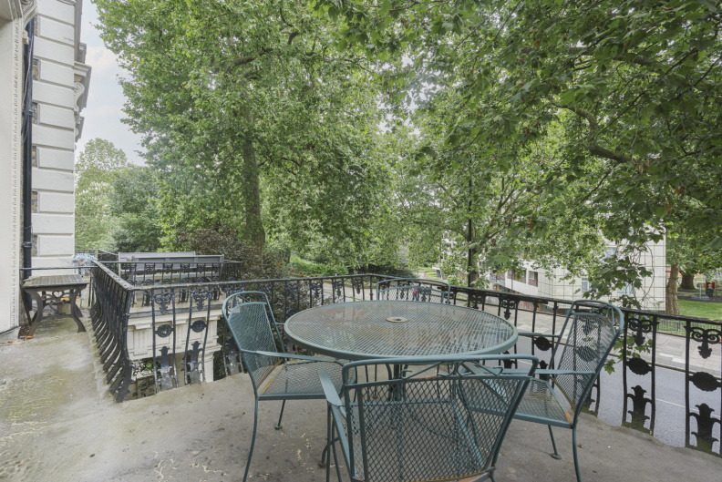 1 bedroom apartments/flats to sale in Gloucester Gardens, Paddington-image 2