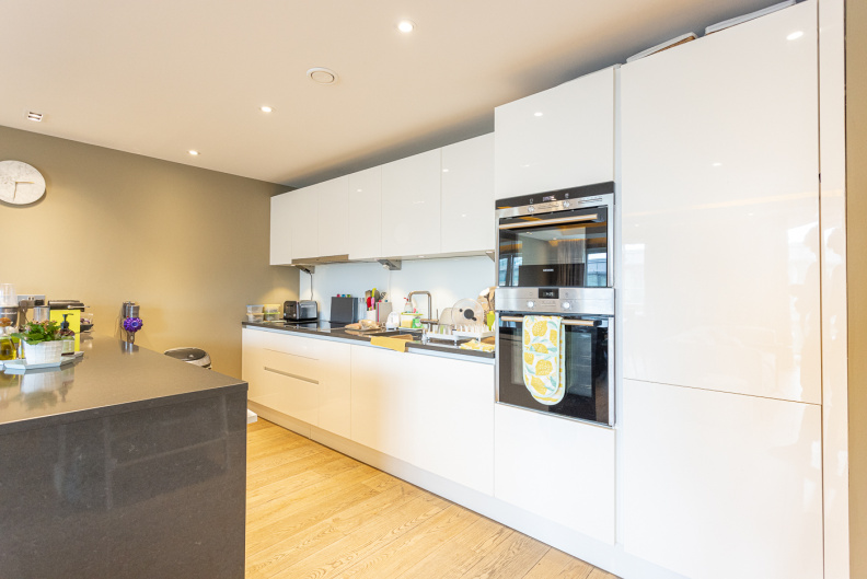 2 bedrooms apartments/flats to sale in Parr's Way, Hammersmith-image 4