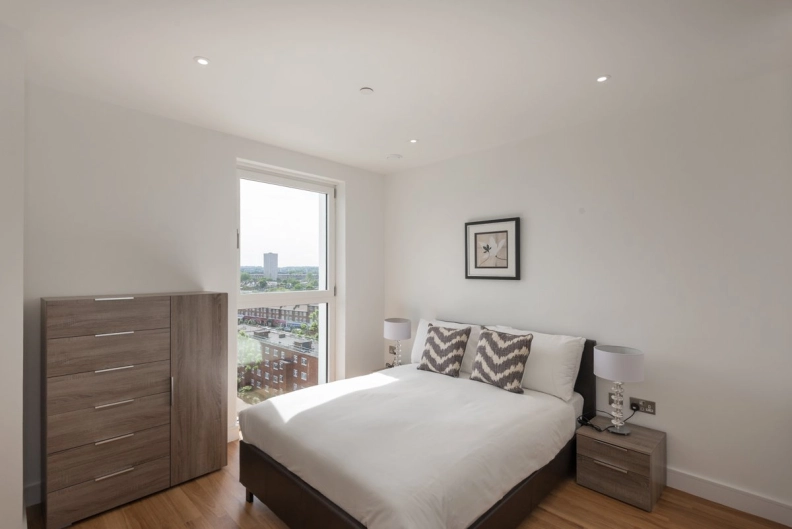 1 bedroom apartments/flats to sale in Wandsworth Road, London-image 4