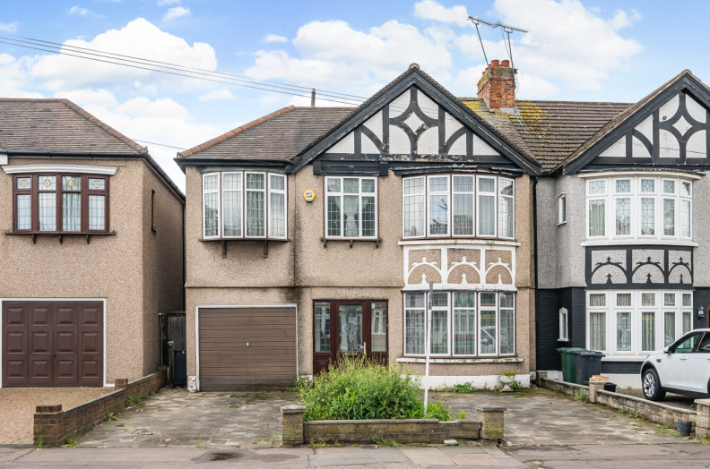 4 bedrooms houses to sale in Longwood gardens, Ilford-image 1