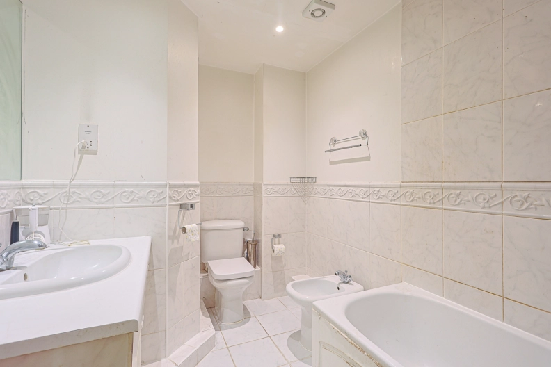 2 bedrooms apartments/flats to sale in Carnwath Road, London-image 6