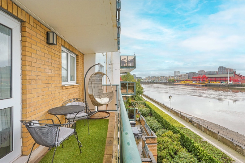 2 bedrooms apartments/flats to sale in Carnwath Road, London-image 7