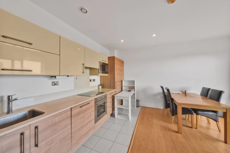 2 bedrooms apartments/flats to sale in Cornell Square, Battersea-image 3