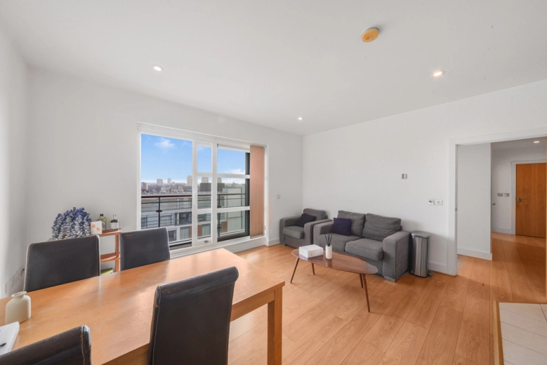 2 bedrooms apartments/flats to sale in Cornell Square, Battersea-image 2