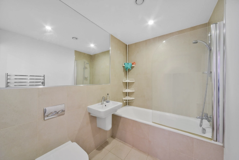 2 bedrooms apartments/flats to sale in Cornell Square, Battersea-image 6