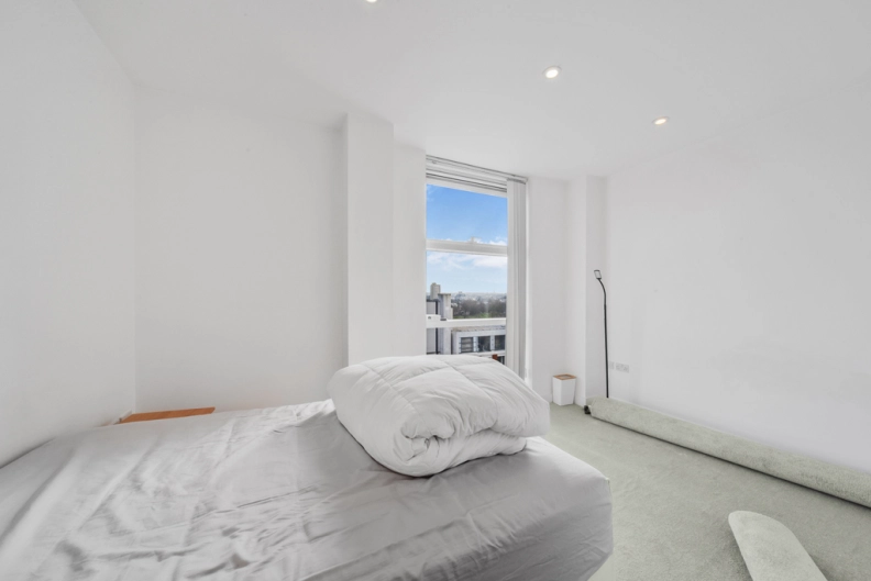 2 bedrooms apartments/flats to sale in Cornell Square, Battersea-image 4