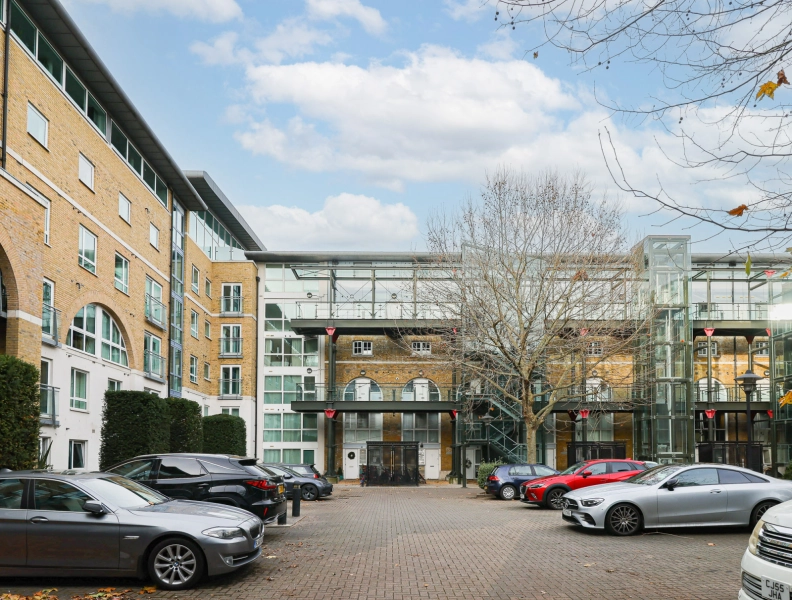 3 bedrooms apartments/flats to sale in Hopton Road, Royal Arsenal-image 8